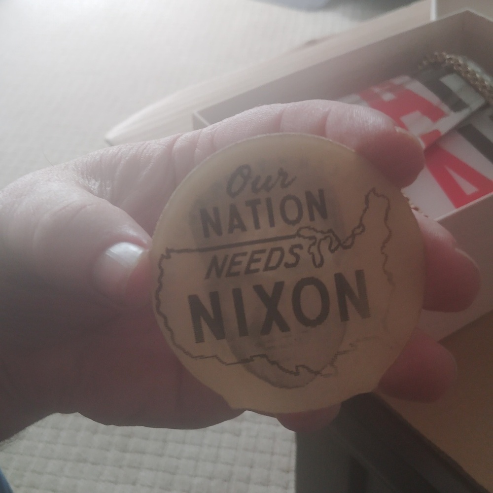 Vote Nixon badge - Picture 2 of 3